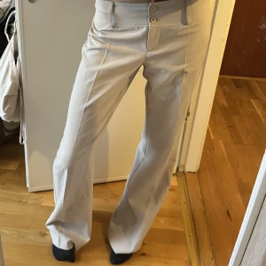Lowwaist chinos/kostymbyxor - Ett par så snygga beiga kostymbyxor som inte kommer till användning. Bra i längden på mig som är 170 och i midjan, jag brukar ha S. Skriv om ni vill ha fler bilder eller undrar något. Skriv gärna innan till mig innan du köper 💕
