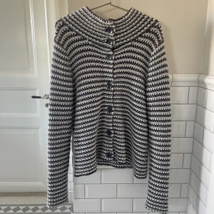 Kofta - Säljer den här superfina koftan som är flera år gammal!!! Skriv för fler bilder💓 Pris kan diskuteras!