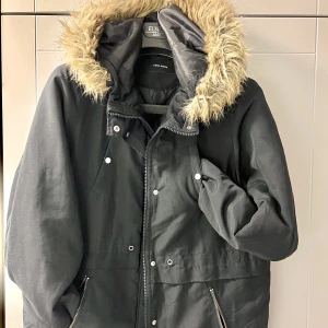Vinterjacka - VERO MODA  - Säljer en vinterjacka med päls från VERO MODA  i fint skick! 