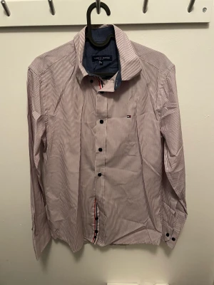 Tommy hilfiger skjorta  - Skicket är nästan intill oanvänd  Behövs bara strykas 