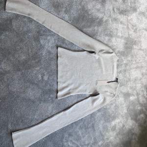 Säljer denna fina tröja från Alice stenlöfs märke A-DSGN💕 helt ny med lapp kvar och aldrig använd då den är för liten 