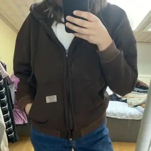 Superfin brun hoodie! Är storlek 160 men skulle säga att den passar S. Har lite defekter bl a den på 2:a bilden, kan skicka bilder på resten vid intresse!