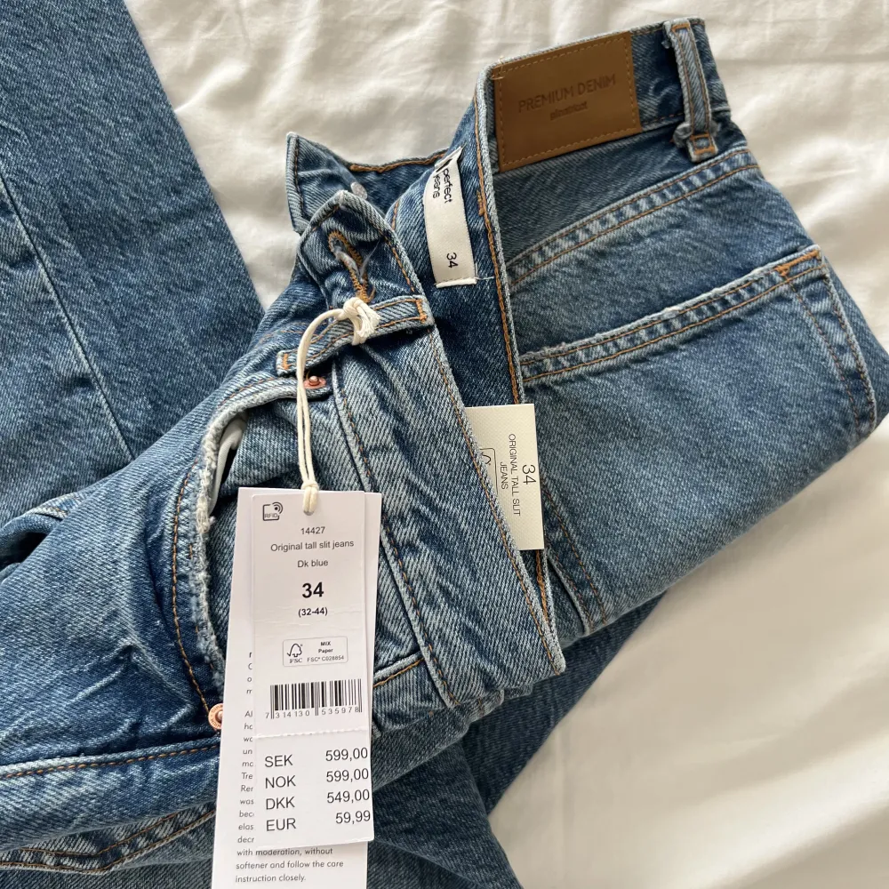 Rensa min garderob!!! tall split jeans från bikbok i storlek 34. Det är helt nya ,oanvända och inget fel på jeansen. Det finns även prislappen kvar. Sista bilden är bara för exempelvis hur det ser ut ungefär.. Jeans & Byxor.