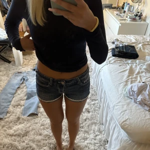 Jeansshorts - Så snygga vintage jeansshorts med detaljer på bakfickorna & en spetskant nertill🩷