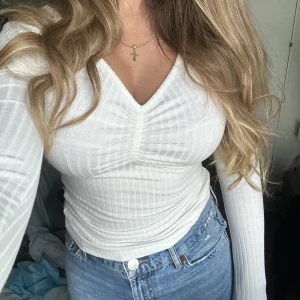 Långärmad tröja - Så snygg långärmad tröja från NA-KD. Passar till allt🤍🤍🤍