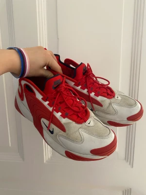 Nike Zoom Sneakers - 👟NIKE ZOOM SNEAKERS👟 Använda men inte skadade!  Smutsen går att tvätta bort☀️