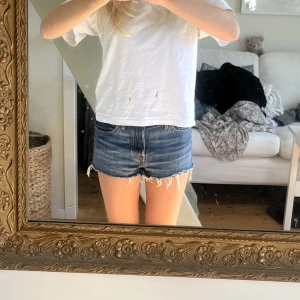 Jeansshorts  - Lågmidjade jeansshorts från Levis. Skriv för fler bilder. Står ej storlek men passar mig som oftast har xs💓