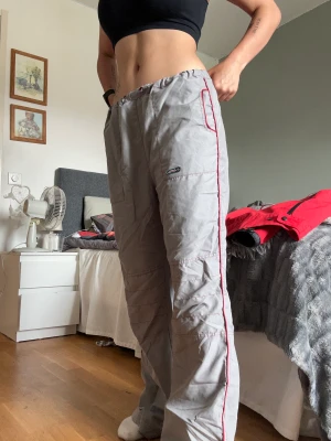Trackpants - Gråa trackpants som jag köpt här på plick. Aldrig använda av mig då jag inte gillade passformen på mig. Skulle säga strl 38/M! Bra längd på mig och då är jag 170 cm! 