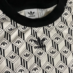 Adidas cropped t-shirt - Croppad T-shirt från Adidas i Strl S 💅🏻   Kan ta mer bilder/skicka måtten det är bara att fråga 💞