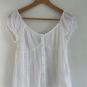 Jätte söt H&M topp!💞 - Säljer min jätte fina slutsålda topp ifrån H&M ! Passar till allt och är perfekt till sommaren! Storlek 34/36 köpte för 199kr säljer för 90kr + frakt 💘accepterar inte byten tyvärr 🫶