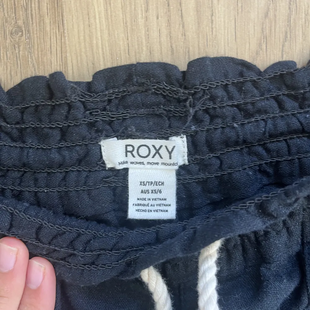 svarta Roxy linnebyxor💕FÖRSTA BILDEN ÄR INTE MIN  💕använda två gånger, ny skick!. Jeans & Byxor.