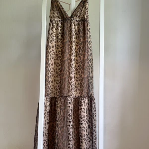 Leopard klänning  - Säljer en leopard klänning från Jeane Blush i storlek XS, nyttskick💕