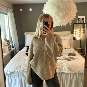 Half zipup  - Stickad half zip tröja från Gina som är oanvänd. Köp för 499kr säljer för 200kr. Storlek xs men är oversized ( jag brukar ha S) köp via ”köp direkt”🩷