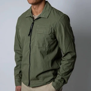 C.P. Company overshirt - Säljer en riktigt fet armégrön overshirt från cp company. Den säljes pga då den blivit för liten tyvärr. Skick: 9/10. Självklart 100% äkta. 1100kr eller bud