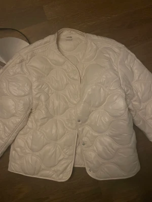 Mango jacka - Säljer mig jätte fina mango jacka som jag köpte till våren, den är i väldigt bra shick men då jag köpt en ny jacka så vill jag få denna sold❤️ den är i storlek M och passar bra på mig med en tjocktröja under❤️