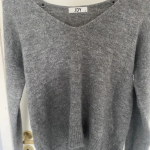 Stickad V- ringad tröja 🥰 - Hej! Jag säljer nu min gråa stickade tröja med en fin vringning, tröjan knappt använd. Inga hål eller fläckar på den. Den är strl xs men skulle säga att den sitter mer som en S. Skriv vid ev frågor. Vid många intresserade blir de budgivning 🥰