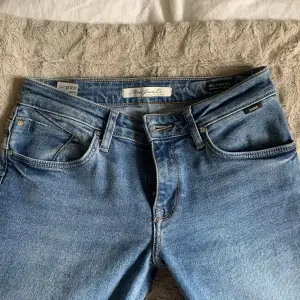 Säljer dessa oanvända super snygga Mavi jeans!  Skriv vid frågor! Pris går o diskutera. 