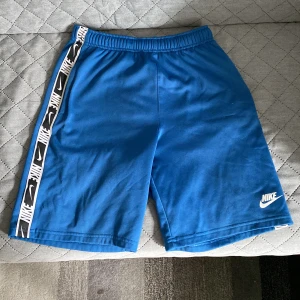 Nike shorts  - Säljer mina tvärsnygga Nike shorts🔥💙 Shortsen är i utmärkt skick då jag använt dem nån gång i bland 💸💰Nya kostar 379 kr☀️säljer för endast 99 🤗hör av er vid flera frågor😆🙏