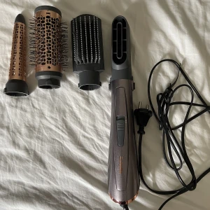 Värmeborste - Säljer nu min värmeborste där de ingår, hårfön, borste som plattat ut håret, locktång och rundvärmeborste. Funkar hur bra som helst. Säljes då ja köpt dyson🩷 Köpt för 600kr. Köparen står för frakten 🩷