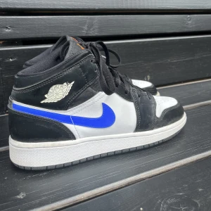 AIR JORDAN 1 MID RACER BLUE - Säljer mina Jordan 1 som köptes hösten 2021 från soldout. Väl använda men i fint skick. Nypris 3250kr. Original kartong finns kvar. 
