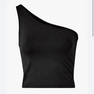 Topp - Ribbad One shoulder topp från ginatricot som är använd vid få tillfällen!😋