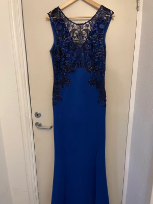 Festklänning  - Använd 1 gång. Som ny Storlek passar för38-44