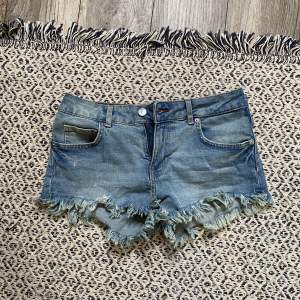 Blåa jeansshorts från H&M, knappt använda. Angelic märke (divided) Storlek 36, skicka dm om fler frågor finns!🩷
