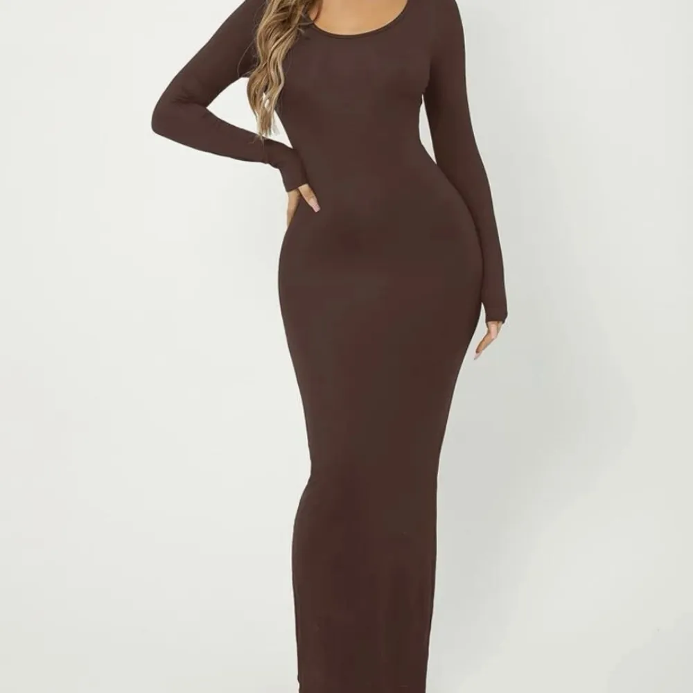 Superfin lång brun klänning i storlek xs 💗. Klänningar.