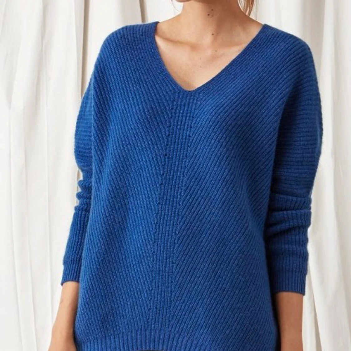 Soft goat oversize v-neck - 90