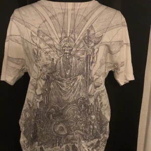 Y2k ghost t-shirt - Y2k Ghost T-shirt, Storlek M men man kan fortfarande köpa Ifall man är xs/s, är själv S. 