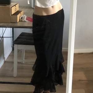 Svart magi kjol med volanger nedtill kan användas som lowwaist och midwaist 
