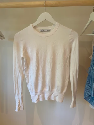 zara långärmad topp - Säljer denna jättefina långärmade toppen från zara då den inte kommer till användning längre. perfekt på sommarkvällen❤️