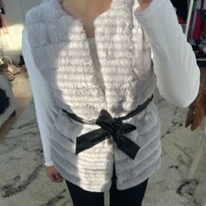 Pälsväst - Snygg päslväst med läderknytband. Tveka inte att lägga prisförslag. ❗️3 för 2 på allt❗️