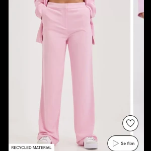 rosa kostymbyxor  - rosa kostymbyxor från nelly, sjukt fina men tyvärr kommer de aldrig till användning. Endast testade ( sista bilden på en kompis med likadana)  & nypris är 499 💕 ( bilder lånade från nellys hemsida ) 