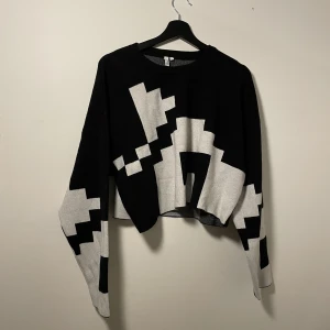 Stickad Tröja - Stickad tröja som är helt oanvänd. Perfekt till hösten och vintern.