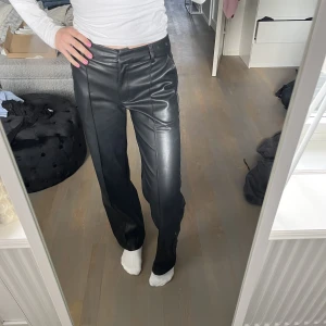 Läderbyxor - Säljer dessa läder/skinnbyxor som jag köpte från venderbys för 1.5 år sedan. De är endast använda 1 gång och därför i väldigt bra skick. Passar mig bra som är 166 cm lång. Hör av er vid andra frågor 