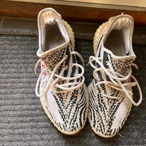 Säljer mina yezzy 350 zebra det är väldigt bra reps och och man märker ingen skillnad jag kan tvätta dom innan om ni vill det och det är bara att höra av sig om funderingar. Pris kan absolut diskuteras