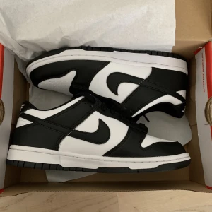 Nike dunk low panda strl 39 - Nya köpt på nikes hemsida, vill returnera ( pga fel storlek ) men det har tyvärr gått över en månad så provar sälja dem här, finns i Järfälla 