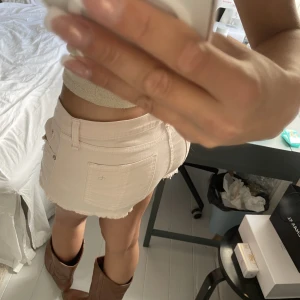 Lågmidjade jeansshorts  - Unika lågmidjade jeansshorts i en fin rosa färg! Så fint skick❤️lite stretchigt material vilket gör att de sitter så fint!