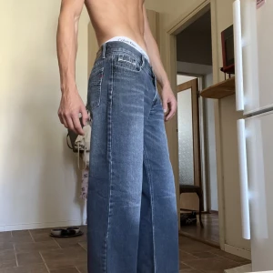 Vintage Diesel jeans - Sjukt snygga diesel jeans med rak och något vid passform. Underbar tvätt! Fint skick förutom litet slitage vid benslutet, så som på de flesta vintagejeans. Står storlek 34 inuti, men jag storlek 31 midja och de är bara aningen stora till mig (se bild). 