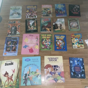 Böcker  - Böcker till både barn och ungdomar. Säljs på grund av att de används ej. Diskutera priset med säljaren. Den vita boken heter sent i september. TRYCK INTE PÅ KÖP NU!