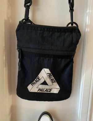 Palace side bag  - Authentic och i helt okej kondition 