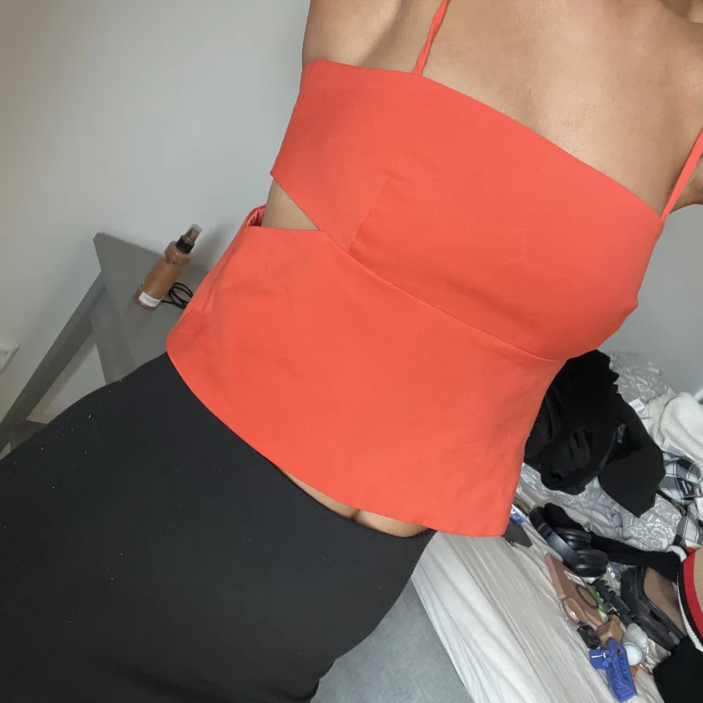 Linne från zara i jättefin orange färg, dock väldigt tight över brösten. Toppar.