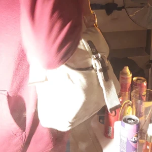 Beige och brun y2k väska  - Snygg beige väska med bruna läder detaljer och buckels♡ Den är vädigt  Skulla säga bra kavlite några få lösa trådar och några slitningar, väldigt rymlig♡Säljs pga av att jag inte använder den tillräckligt🫶 Justerbara band, LÄS BIO!!!