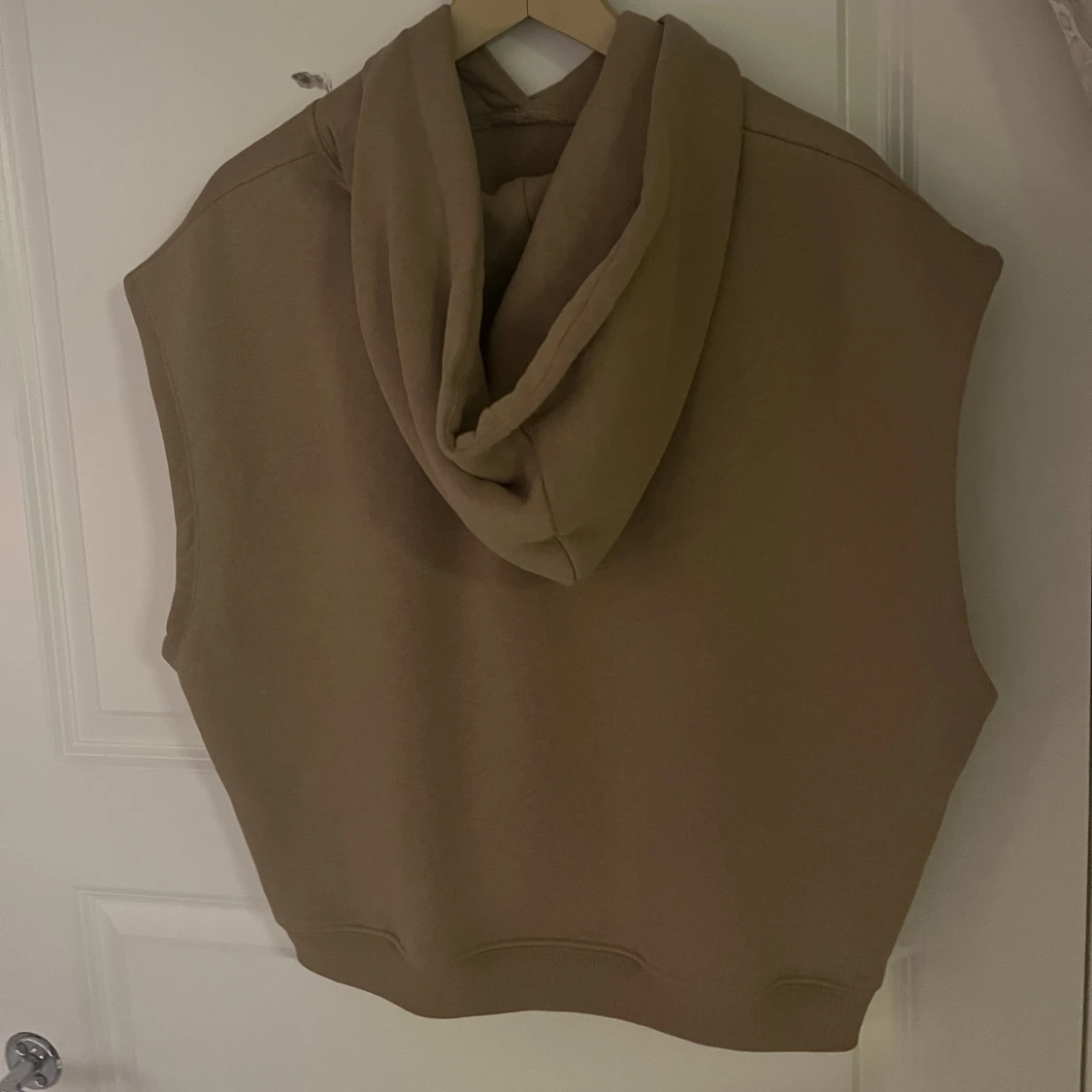 Brun hoodie utan ärmar - 90