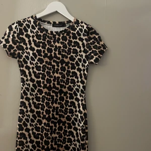 Lång klänning  - Lång tajt klänning Använt en gång 