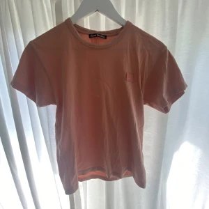 t-shirt - jag säljer min acne tröja för att jag inte använder den längre, den har ett håll på tröja som knappt syns, använde den några få gånger föra året. nypris 1000kr säljer för 800kr går att diskutera🩷