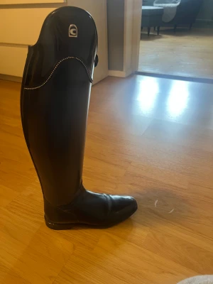  Cavallo dressyr stövlar  - Säljer nu mina dressyr stövlar då jag inte rider i dom andvönda 4 gånger sen är dom aldrig andvända något mer köpte dom helt nya för 8400kr och säljer dom nu för 1800kr priset kan diskuteras vid snabb och smidig affär storlek 37,5 men passar från 36-38,5