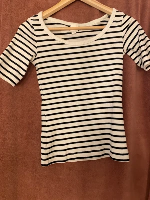 Randig tröja  - Jättefin randig tröja som har super bra passform 