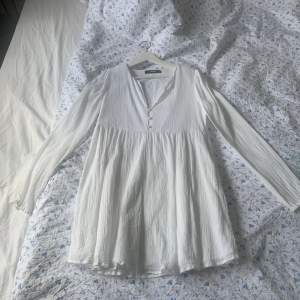Super söt klänning från bikbok. Använd 1 gång och tvättad efter. Passar i längden för någon som är 160-165 eller under. Inga defekter och använd gärna köp nu🫶🏼